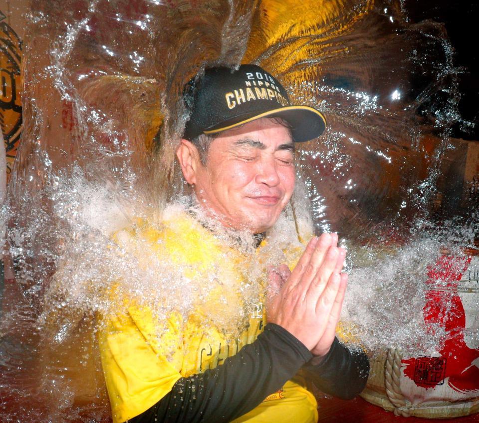 　日本一になり、祝勝会でたる酒を浴びる工藤監督＝４日