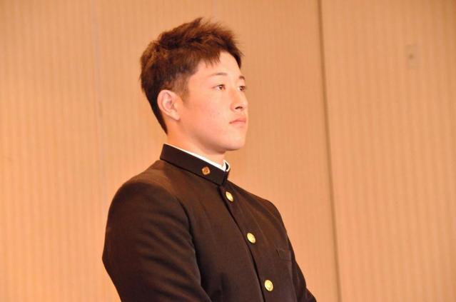 日本ハム・吉田輝星が北海道入り　ファン出迎えに「うれしかった」　２３日入団会見