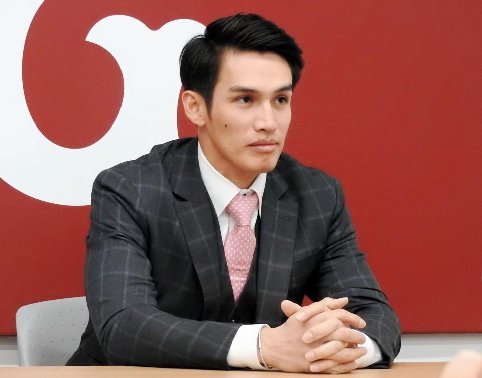 交渉を終え、来季への意欲を口にする陽岱鋼＝都内の球団事務所