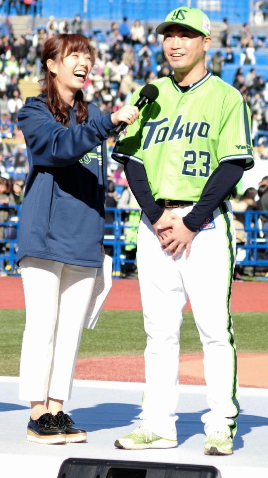 来季ユニホームのお披露目で登場したヤクルト・青木（右）