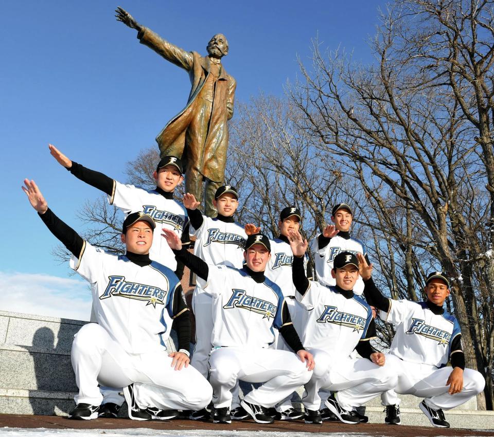日本ハムドラ１吉田輝星 クラーク博士像に 大志の誓い 背番号１８に決定 野球 デイリースポーツ Online