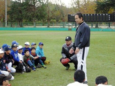 　野球教室で指導する中田氏（右）と狩野氏