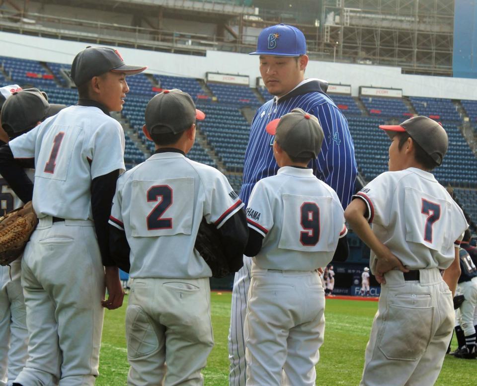 野球少年に質問攻めにあうＤｅＮＡ・筒香