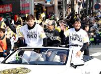 ２年連続で日本一に輝き行われた祝賀パレードで、ファンの歓声に応えるプロ野球ソフトバンクの（左から）柳田悠岐選手会長、王貞治球団会長、工藤公康監督＝25日、福岡市