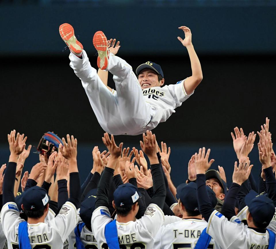 　ナインに胴上げされる佐藤達（撮影・高部洋祐）