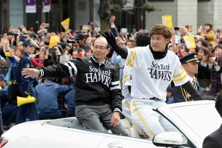 　優勝パレードでファンの声援に応える柳田