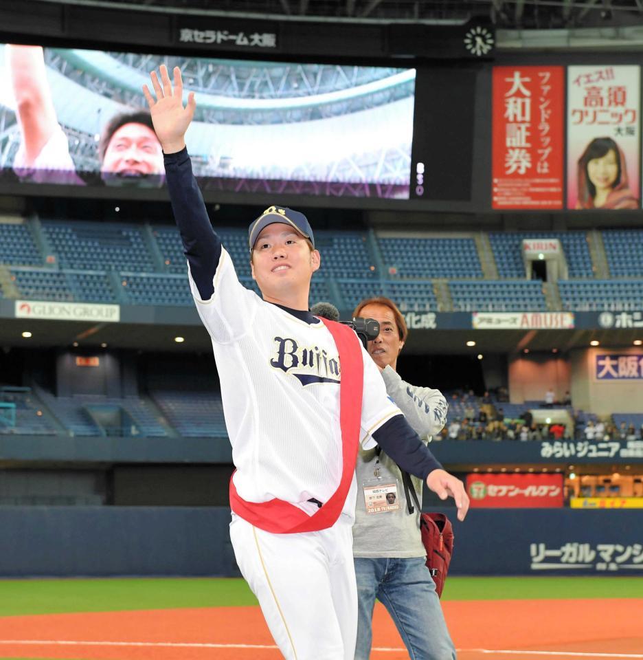 　ファンの大声援に応える西