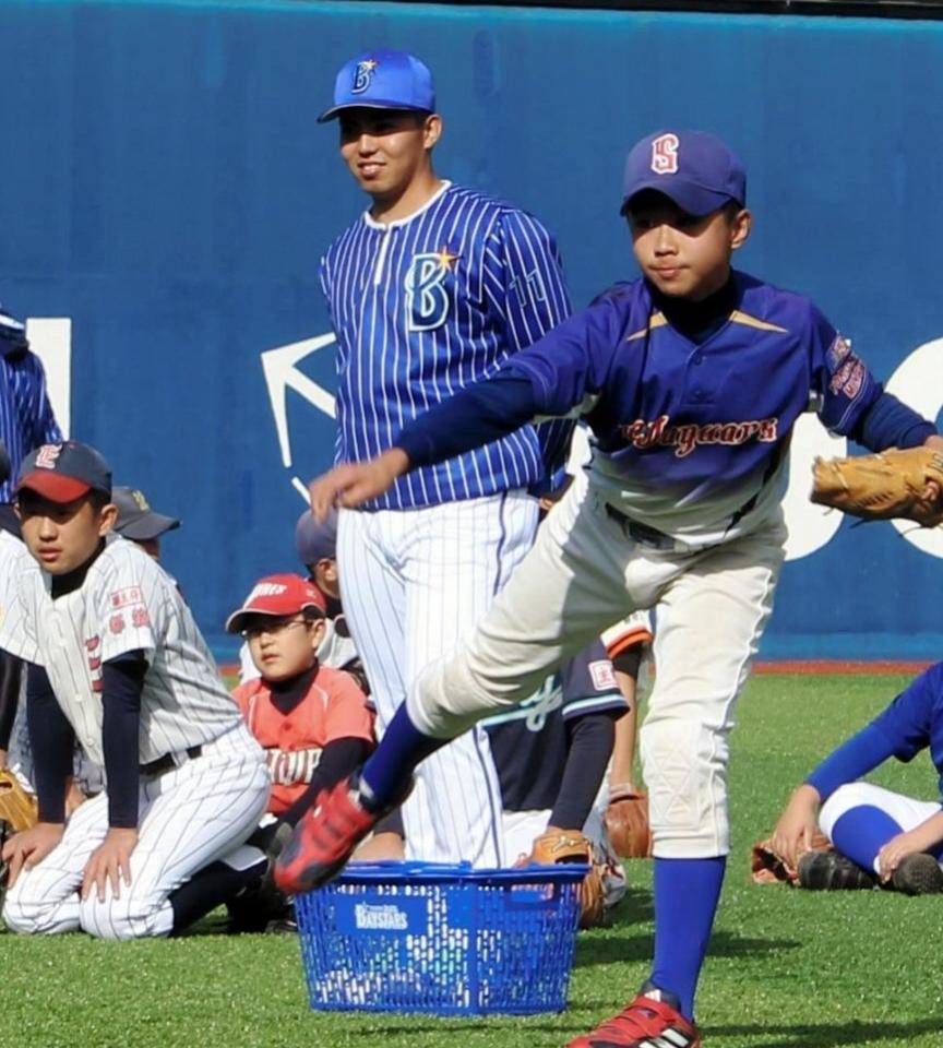 　野球教室で少年を指導するＤｅＮＡ・東＝２４日