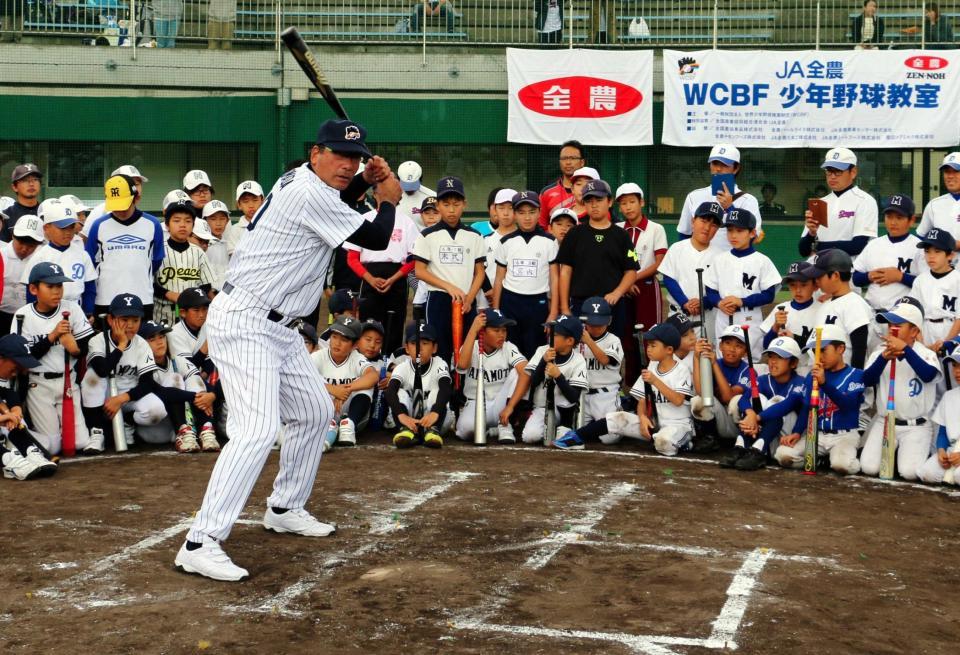 　バッティングについて説明する駒田講師