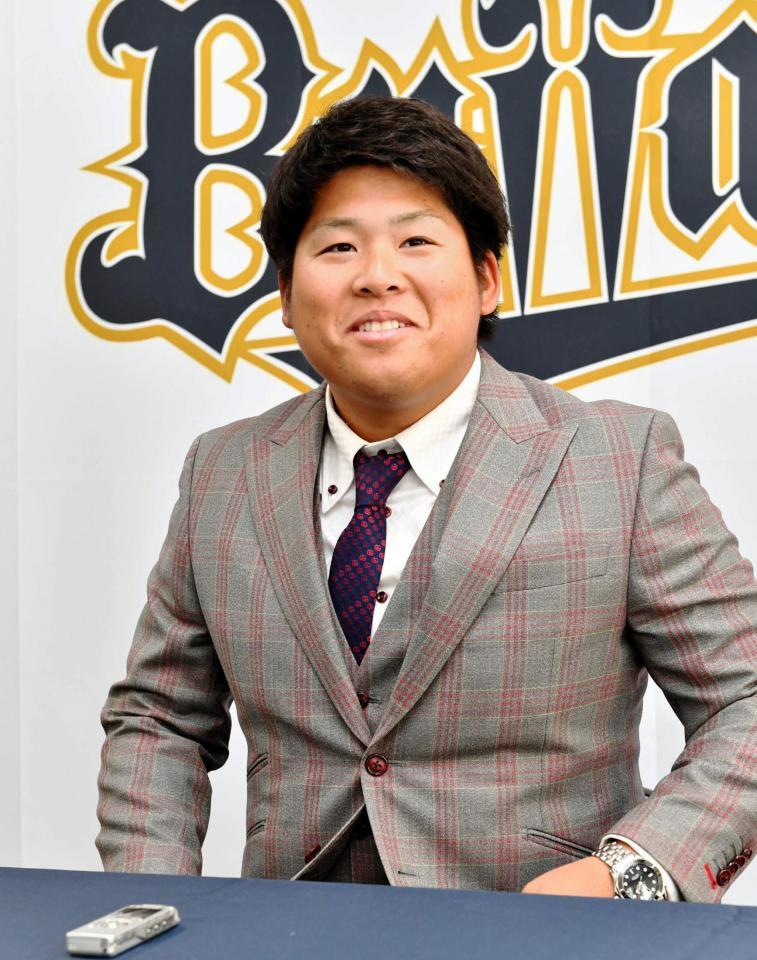 契約更改を終え笑顔で会見する沢田圭佑＝青濤館（撮影・持木克友）