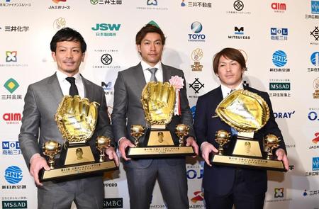 トロフィーを手にするソフトバンクの（左から）松田宣浩、柳田悠岐、甲斐拓也＝帝国ホテル（撮影・園田高夫）
