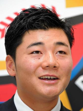 プロ初の契約更改を終えて来季への抱負を語る日本ハム・清宮幸太郎＝札幌市内（撮影・堀内翔）