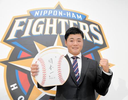 プロ初の契約更改を終えて来季への目標を書き記した色紙を手にする日本ハム・清宮幸太郎＝札幌市内（撮影・堀内翔）