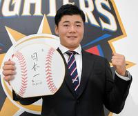 プロ初の契約更改を終えて来季への目標を書き込んだ色紙を手にする日本ハム・清宮幸太郎＝札幌市内（撮影・堀内翔）