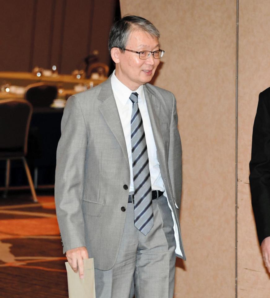 　会議を終え退室する巨人・山口オーナー（撮影・棚橋慶太）