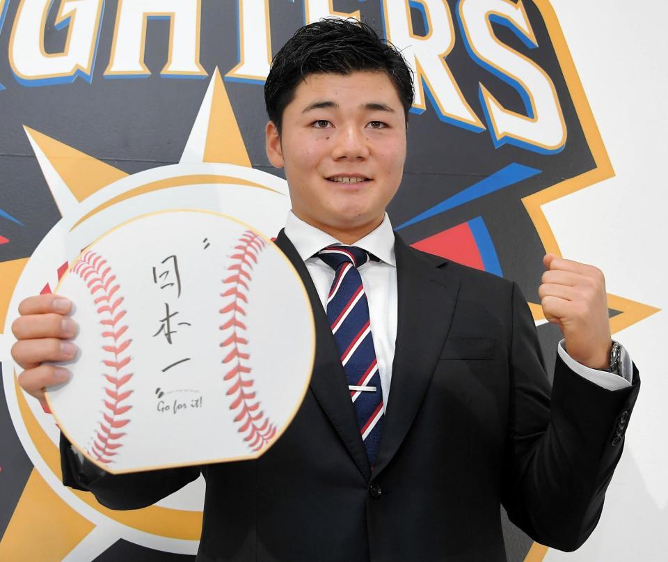 プロ初の契約更改を終えて来季への目標を書き込んだ色紙を手にする日本ハム・清宮幸太郎＝札幌市内（撮影・堀内翔）