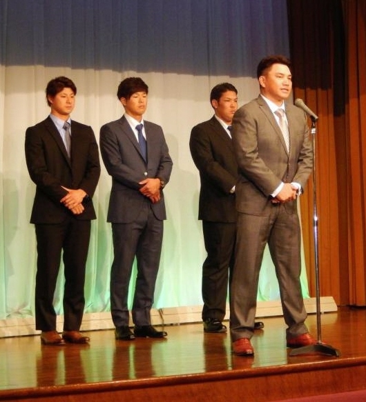 あいさつをする井口監督(右端)