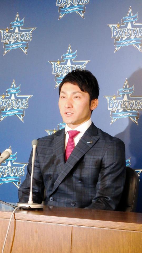 現状維持で移籍１年目の契約更改を終えたＤｅＮＡ・伊藤＝横浜市内の球団事務所