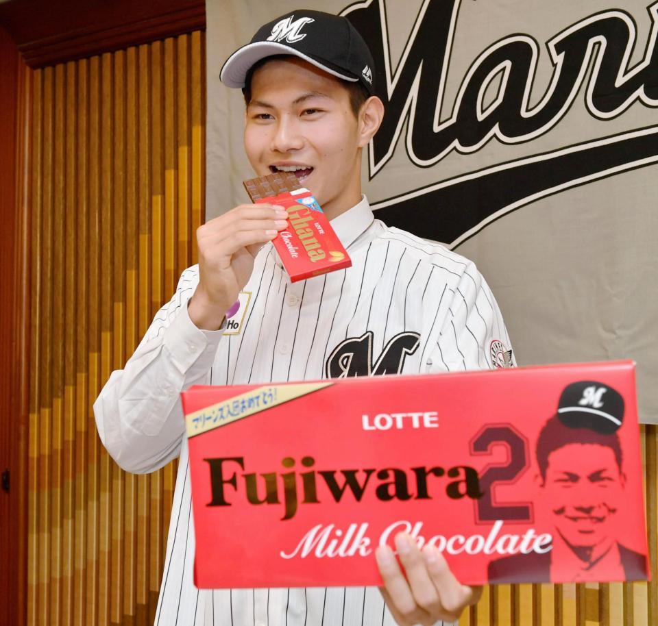 　契約に合意し、チョコレートを口にする藤原