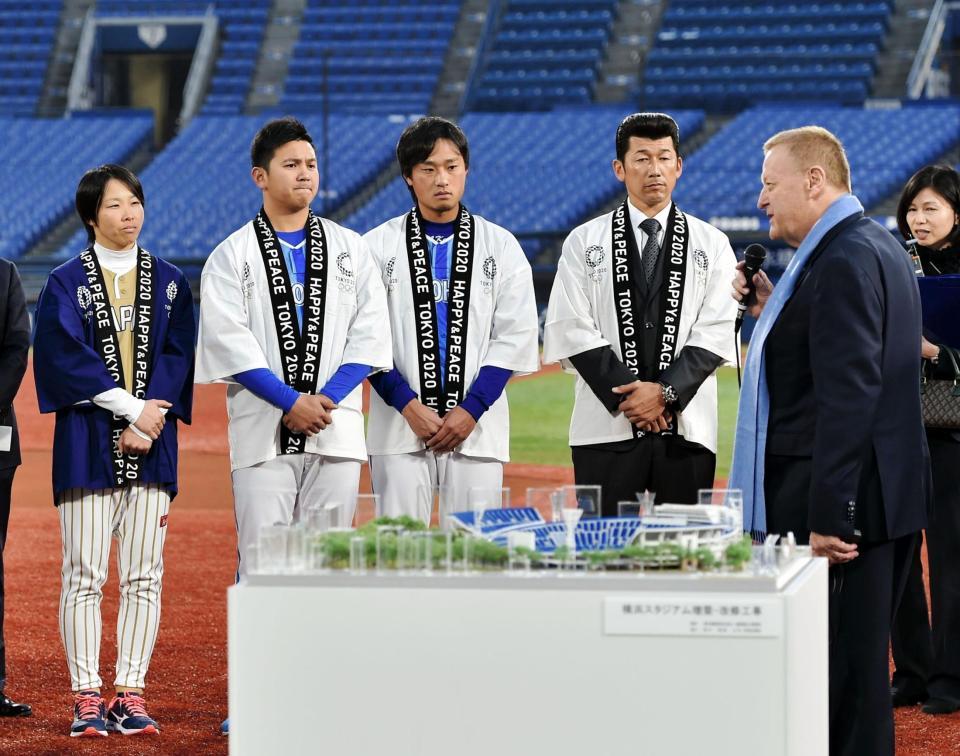　ジョン・コーツ東京五輪調整委員会委員長（右）の話を聞く（左から）女子ソフトボールの山田、ＤｅＮＡ・山崎、石田、三浦コーチ＝横浜スタジアム（撮影・西岡正）