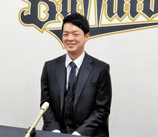 ２００万円ダウンにも納得の笑顔で会見に臨む黒木