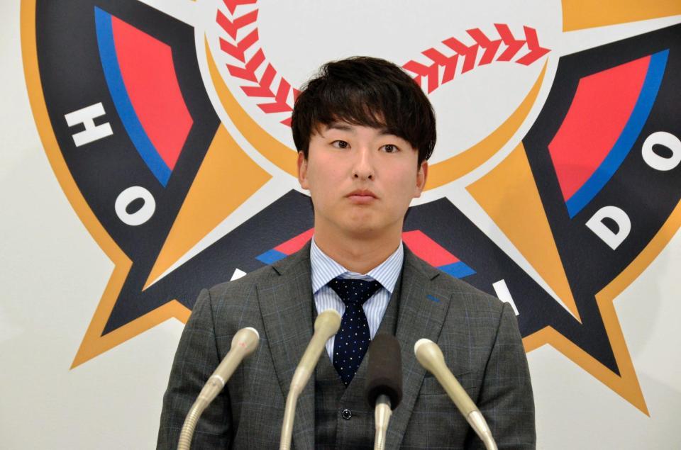 契約更改を終え、会見に臨む石川直