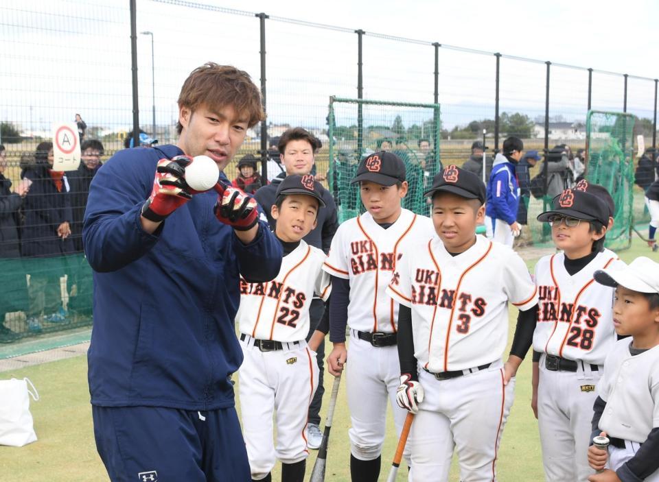 打撃指導をする柳田