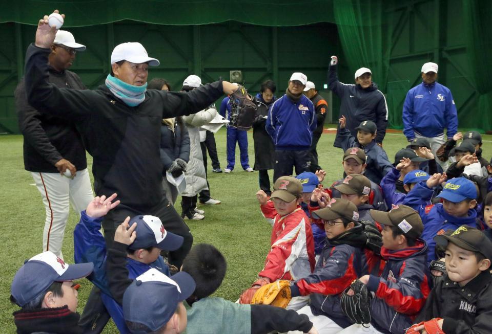 　野球教室で子どもたちにボールの投げ方を教える中日の与田監督
