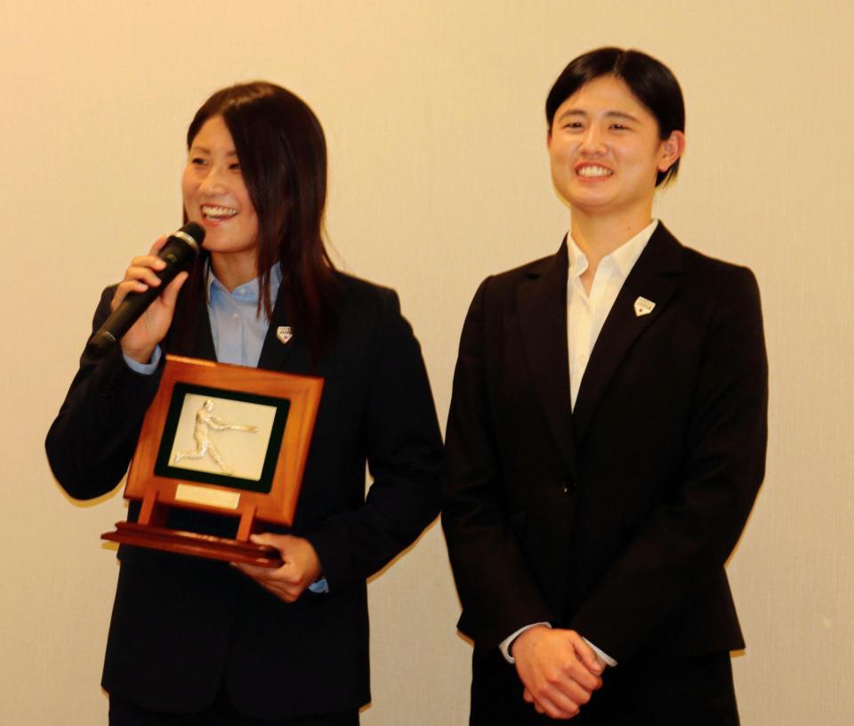 分科会賞に選出された侍ジャパン女子代表の出口（左）と船越