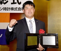 　指名打者部門で社会人ベストナインに選ばれ笑顔の片山＝都内（撮影・金田祐二）
