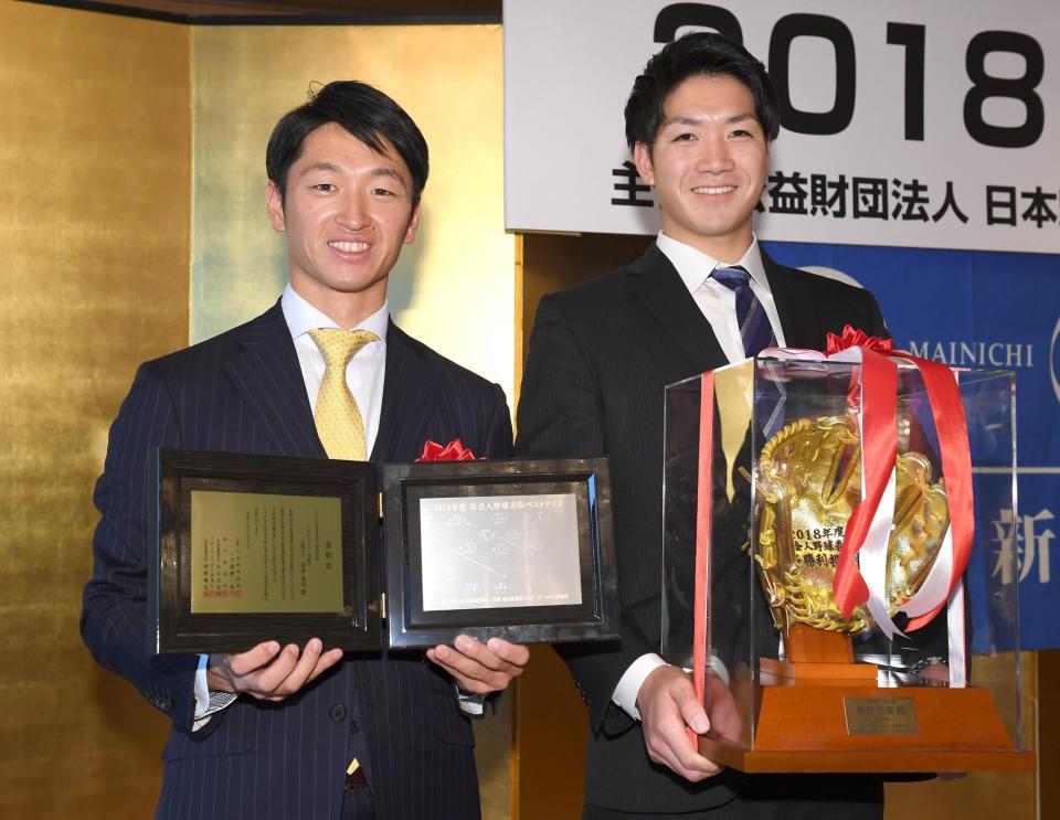 中日に入団する勝野昌義と笑顔を見せる阪神・近本光司＝ＫＫＲホテル東京（撮影・金田祐二）