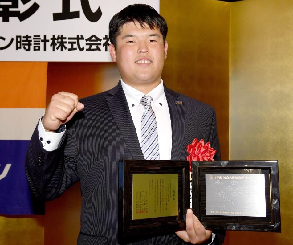 　指名打者部門で社会人ベストナインに選ばれ笑顔の片山＝都内（撮影・金田祐二）