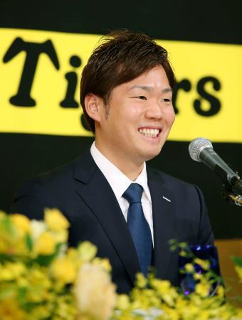 　阪神の入団記者会見で笑顔を見せる西勇輝投手＝１４日午後、大阪市内のホテル