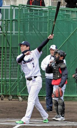 　野球教室で小学生に豪快なスイングを披露するヤクルト・山田哲