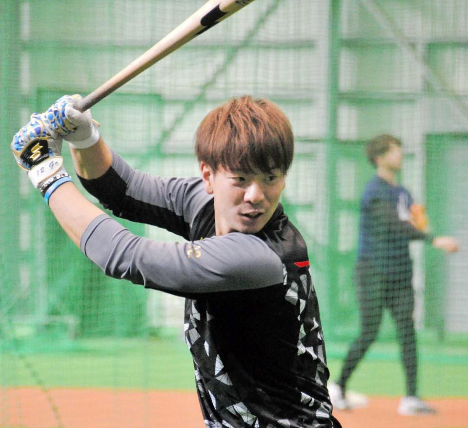 　ティー打撃で汗を流す松本