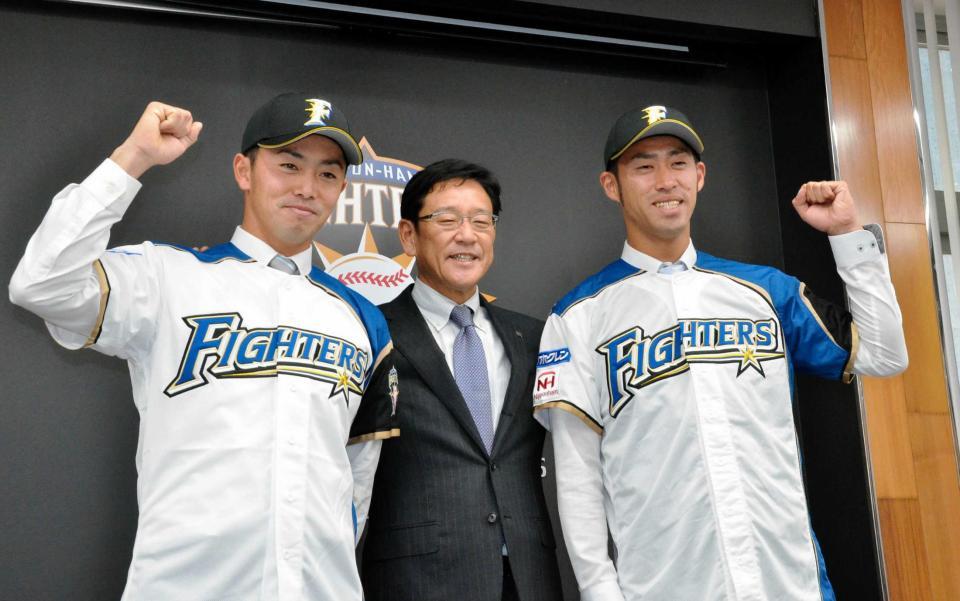 　入団会見に出席した（左から）谷内、栗山監督、秋吉