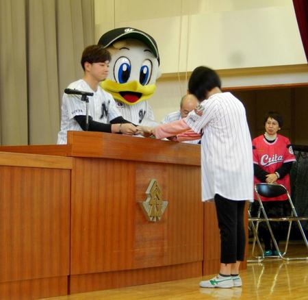 来季はプロ初勝利を目指す成田（左）