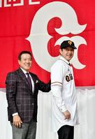 会見を終え、笑顔の巨人・岩隈久志（右）と巨人・原辰徳監督＝東京都千代田区のホテルニューオータニ（撮影・中田匡峻）