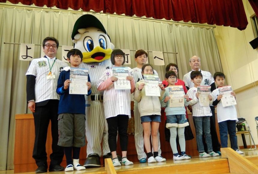 「マリーンズ算数ドリル」の贈呈式に臨んだ成田（後方左から３人目）