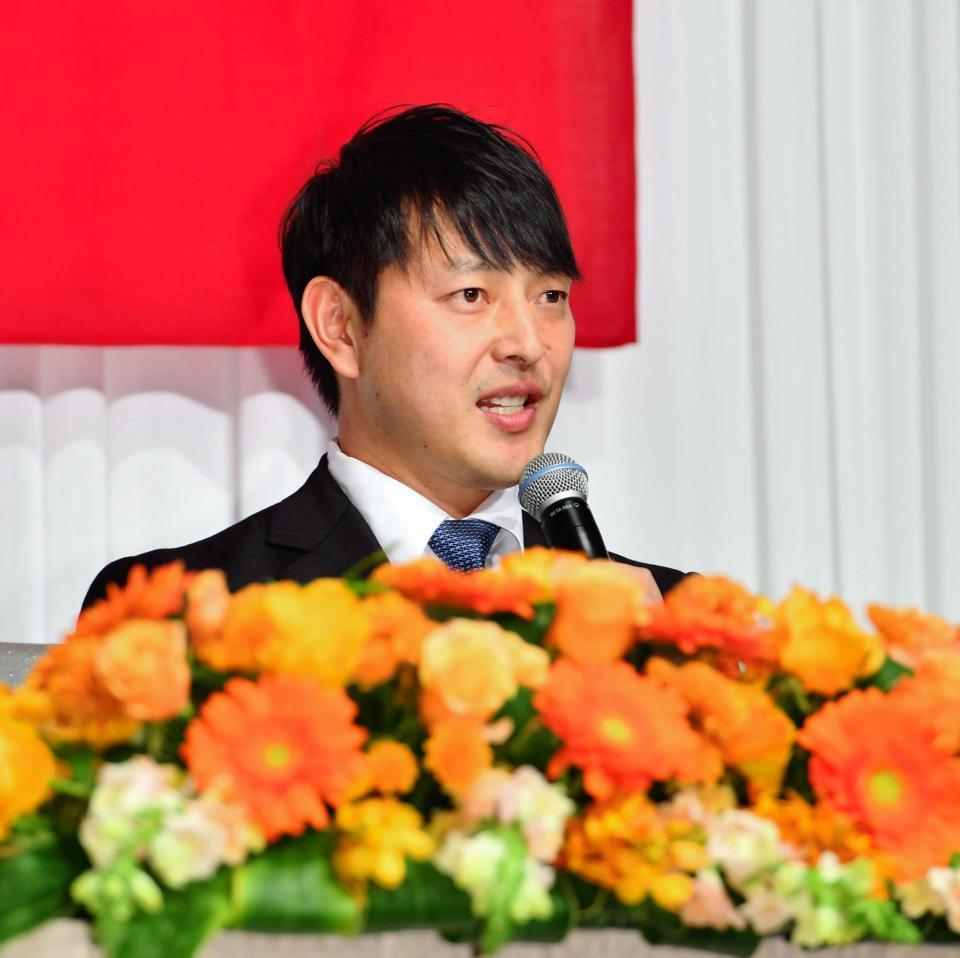 入団会見を行う巨人・岩隈久志＝東京都千代田区のホテルニューオータニ（撮影・中田匡峻）