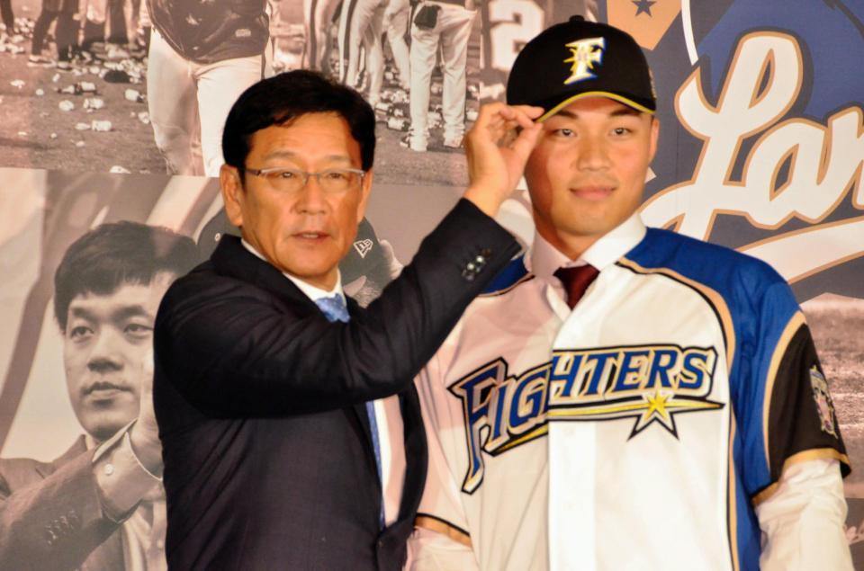 ユニホームに袖を通した王柏融