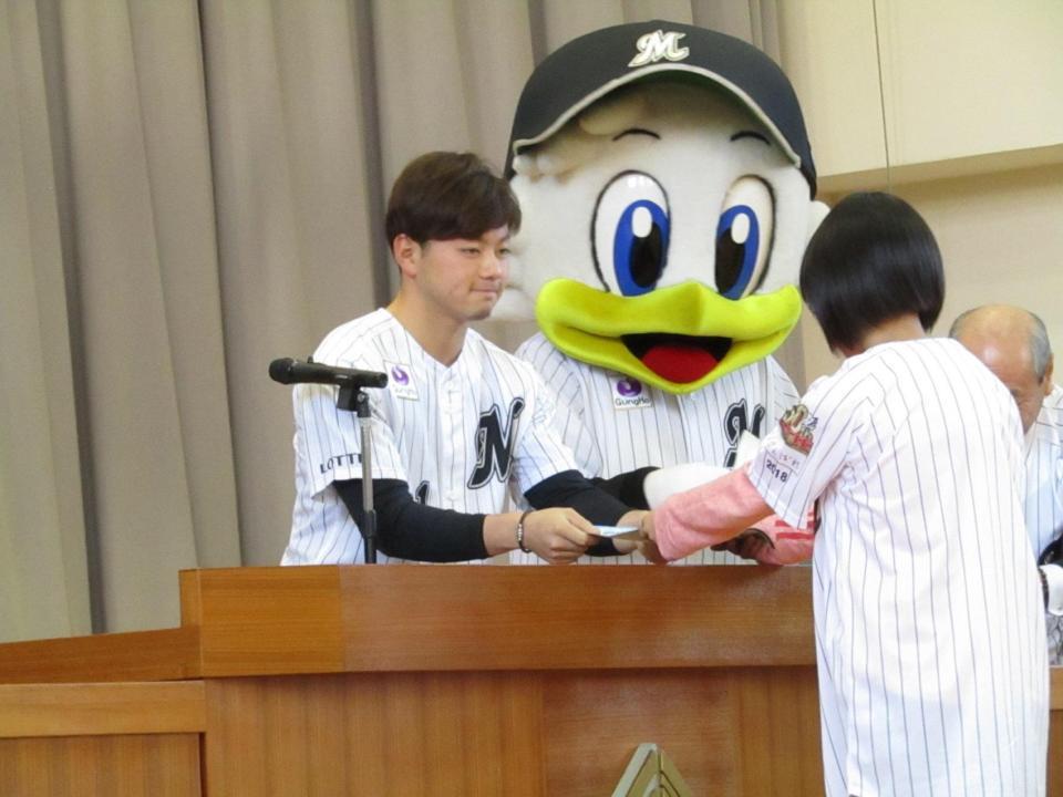 小学生に「マリーンズ算数ドリル」を贈ったロッテ・成田