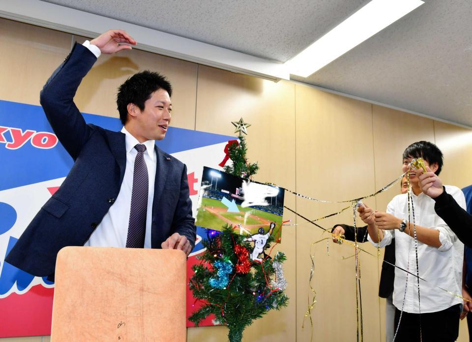 　契約更改を終え、報道陣から祝われる山田哲