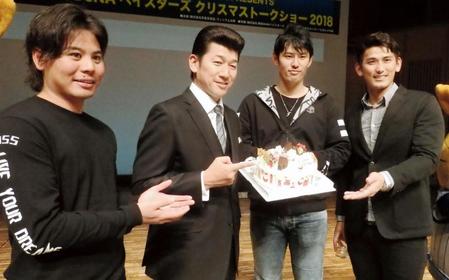 トークショーで２５日に誕生日を迎える三浦コーチ（左から２人目）に誕生日ケーキを贈った浜口（左）、（右から）中川大、井納