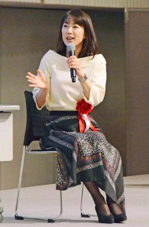 　新潟市内で開かれたイベントで、父長嶋茂雄氏の容体を説明する次女三奈さん＝22日午後