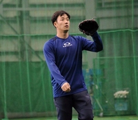 キャッチボールで汗を流す斎藤佑