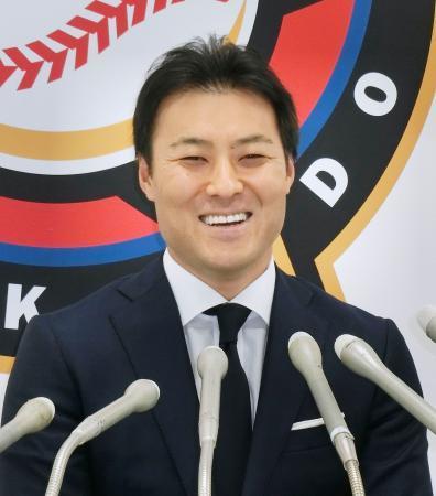 　笑顔で記者会見する日本ハムの田中賢介内野手＝２５日、札幌市