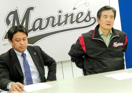 　１８年シーズン総括に臨む山室社長（右）と松本本部長