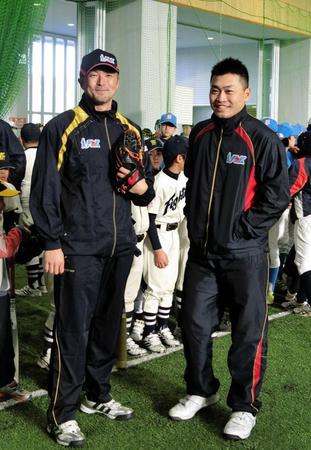　宮崎県人会の野球教室に参加した青木（右）と寺原