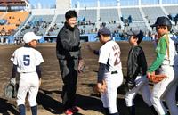 子供たちとハイタッチするオリックス・竹安大知＝静岡・草薙総合運動場（撮影・佐藤厚）